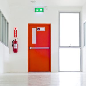 Señal de extintor de incendios de 4x12 pulgadas, vinilo rojo, adhesivo de seguridad autoadhesivo impermeable para uso industrial - Product Image 4