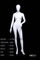 Mannequin féminin réaliste aux courbes généreuses
