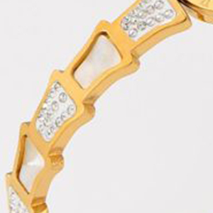 Bracciale a Polsino Angelina in Acciaio Inossidabile Placcato Oro con Conchiglia e Diamanti, Design Geometrico Trendy con Incastonatura a Castone, Regalo Unisex - Product Image 6