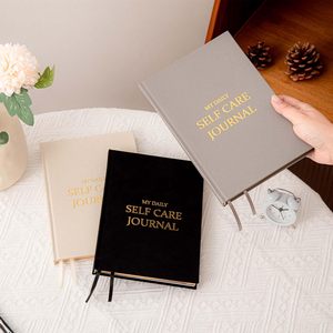 Quaderno A5 personalizzato con bordi dorati, diario in tessuto per la cura di sé, diario della gratitudine quotidiana per donne con suggerimenti guidati per la riflessione personale - Product Image 6