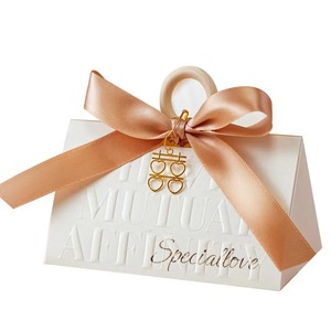 Luxury Champagne Gold Red Bow Triangle Beige Chocolate Treat Gift Wedding Candy Gift Box For Guest