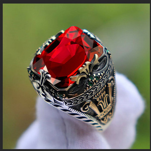 Anillo Gótico con Cruz <span class=keywords><strong>de</strong></span> Alas <span class=keywords><strong>de</strong></span> Ángel, Banda Bicolor Plata y Oro para Estilo <span class=keywords><strong>Punk</strong></span> y Dark Academia, Anillo Vintage con Gema Verde - Product Image 3