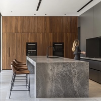 Meubles de cuisine modulaires européens en placage de bois avec îlot, évier et finition en marbre naturel de luxe, adaptés aux appartements