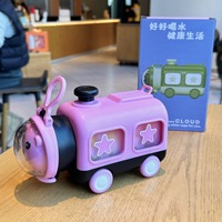 Bouteille d'eau promotionnelle en gros de 700 ml/24 oz en forme de locomotive pour enfants avec paille et couvercle, anti-fuite, en PP sans BPA, idéale pour un cadeau d'anniversaire