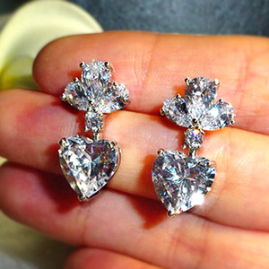 Orecchini Pendenti a Cuore con Zirconia Cubica, Eleganti e Raffinati Ornamenti per le Orecchie da Donna - Product Image 1