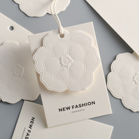Personnalisation d'étiquettes suspendues en forme de fleur tridimensionnelle, technologie de gaufrage sur carton haut de gamme, respectueuse de l'environnement, pour hommes et femmes