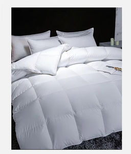 لحاف فندقي مخملي بحجم كينج، لحاف أبيض بشعار مخصص، لحاف خفيف الوزن وناعم - Product Image 1