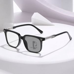 Gafas de Lectura Multifocales Fotocromáticas Cuadradas con Montura TR90 Vintage 2025 para Presbicia y Visión de Lejos para Hombres y Mujeres - Product Image 1