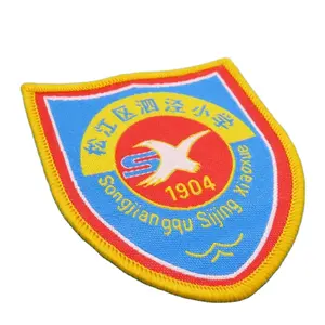 Hersteller Schule Abzeichen Hersteller Eisen auf Merrow Stoff Patch nähen Wappen Design Fußball Logo Abzeichen Etikett Name Uniform gewebte Abzeichen