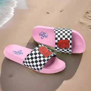 Zapatillas de playa de verano para mujer, nuevo diseño de moda personalizado, zapatillas deslizantes de PU de PVC para mujer, estilo de mujer
