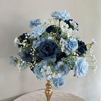 Centre de table élégant en fleurs artificielles bleu poudré et blanc, arrangement floral en soie de roses et d'hortensias pour table de mariage, support doré pour événement