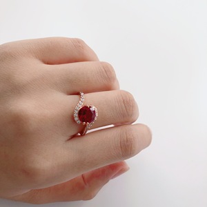 Anello con fascia intrecciata ovale con zirconi rossi, tono oro rosa, pavé di piccoli zirconi, anello di promessa elegante, gioiello da matrimonio, regalo per donna - Product Image 2