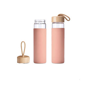 Bottiglia d'Acqua Personalizzata da 500ml in Vetro Trasparente con Coperchio in Bambù e Rivestimento in Silicone - Product Image 4