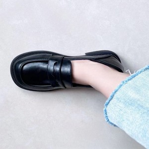 รองเท้าโลฟเฟอร์หนังนิ่มสำหรับผู้หญิง ส้นเตี้ย สวมใส่สบาย ดีไซน์โปร่ง พื้นยาง ผลิตที่เวินโจว เจ้อเจียง - Product Image 2