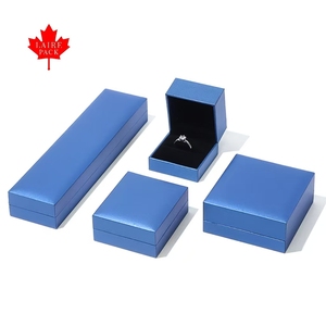 <span class=keywords><strong>Caja</strong></span> <span class=keywords><strong>de</strong></span> embalaje <span class=keywords><strong>de</strong></span> cuero sintético <span class=keywords><strong>de</strong></span> ángulo recto y borde recto con patrón sólido, estilo Laire, para anillos, collares y colgantes rojos Chow Tai Fook - Product Image 3