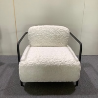 Sillón Moderno Personalizado ODM con Tapizado Suave de Sherpa, Estructura Metálica Envolvente y Respaldo Acolchado, Silla Decorativa para Hoteles y Pedidos de Mobiliario y Accesorios (FF&E) a Medida