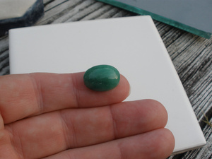 Pierre précieuse ovale en émeraude verte naturelle, cabochon, 18x13mm, 13,5 Ct., huilée, d'origine brésilienne, certifiée par une tierce partie, pour la fabrication de bijoux - Product Image 1