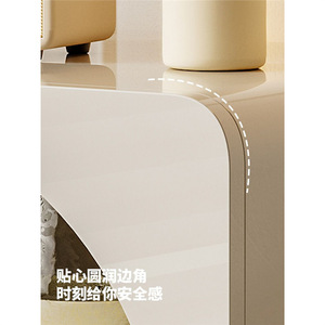 โต๊ะข้างเตียงแบบมีล้อเลื่อนพร้อมตู้เก็บของไฟฟ้าสำหรับห้องนอน รุ่น Denlais Cream-Style White Cave - Product Image 3