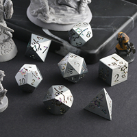 Ensemble de dés polyédriques personnalisés en alliage de zinc DND avec dés carrés de 16 mm en or et violet pour Dungeons and Dragons