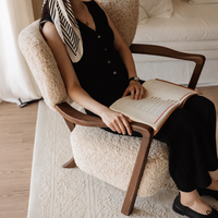 Fauteuil individuel personnalisable en bois massif de style moderne du milieu du siècle danois, fauteuil d'appoint en fausse laine d'agneau couleur crème française pour salon