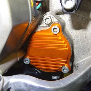 NICECNC Couvercle de pompe à huile en aluminium pour <span class=keywords><strong>KTM</strong></span> 250 <span class=keywords><strong>350</strong></span> <span class=keywords><strong>SXF</strong></span> XCF EXCF 2016 2017 2018 2019 2020 <span class=keywords><strong>2021</strong></span> - Product Image 2