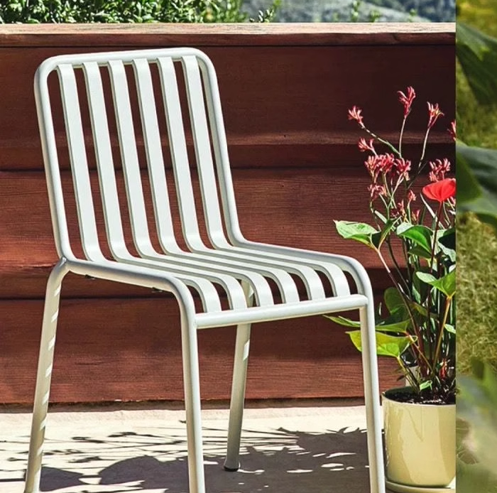 Chaise blanche sans bras [enchère minimum de deux pièces]