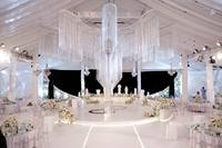 Panneau de rideau de luxe personnalisé avec franges et pampilles en feuille métallisée pour plafond, scène, église, mariage, événement, cérémonie, décoration, blanc