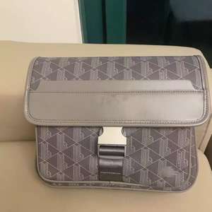 กระเป๋าหนัง PU ลายจระเข้สุดฮิตปี 2025 กระเป๋าสะพายข้างปักโลโก้ กันน้ำ พร้อมฝาปิดแบบพับได้ - Product Image 3