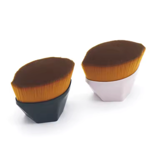 Pinceau Kabuki plat portable pour BB crème, pinceau de maquillage doux pour estomper le fond de teint avec étui - Product Image 1