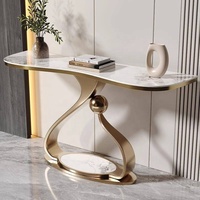 Table console moderne minimaliste en marbre ondulé avec base sculpturale métallique noire unique pour la maison