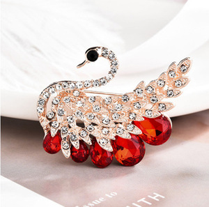 Venta caliente de lujo personalizado Animal perla broche Pin cristal mujer joyería broches de moda - Product Image 5