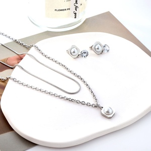 Parure de bijoux en acier inoxydable plaqué or 18 carats avec perles, tendance, cadeau pour femme, boucles d'oreilles et pendentif, ensembles de bijoux dorés imposants - Product Image 4