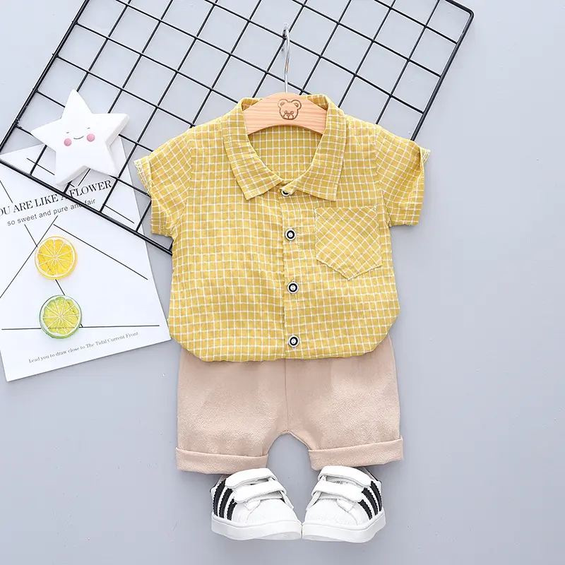 เสื้อยืดลายตารางปกสีเหลืองออร์แกนิคของเด็กผู้ชายชุดกางเกงสีกาแฟแบบกระดุมแถวเดียวเสื้อกีฬาสีอ่อน