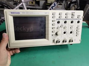 Osciloscopio digital de 2 canales Tektronix TDS220 de 100 MHz / Buen funcionamiento - Product Image 2