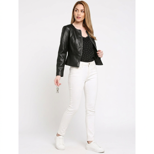 Manteau en cuir noir élégant à col rond pour femme, fermeture éclair sur le devant, manches longues, vêtements d'extérieur tendance, vestes de mode contemporaines - Product Image 3