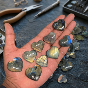 MAHNAJ GEMS Pierre précieuse naturelle en labradorite à fort éclat, en forme de cœur poli, 10-20 mm, pour la fabrication de bijoux, Rajasthan - Product Image 1