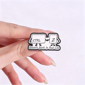 Pin de Solapa Personalizado CTRL <span class=keywords><strong>Z</strong></span>, Insignia Metálica con Tecla de Teclado, Humor Divertido de Oficina, Regalo Creativo para Programadores - Product Image 2