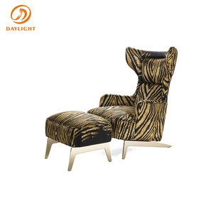 Sillón <span class=keywords><strong>de</strong></span> Lujo con Respaldo Alto y Otomana a Juego, Tapizado en Tela con Estampado <span class=keywords><strong>de</strong></span> Tigre Negro y Dorado, Base Metálica <span class=keywords><strong>de</strong></span> Alta Gama - Product Image 4