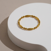 Bague Statement pour Femme Liliflor PVD en Acier Inoxydable Plaqué Or 18K, Étanche, avec Perles Ovales et Billes Rondes, Bande Solide Entrelacée R264629