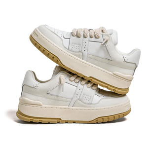 Chaussures de skate respirantes et tendance pour hommes, avec semelle intermédiaire en caoutchouc épais, style rétro, de haute qualité, pour le travail et la marche décontractée, rehaussantes - Product Image 1