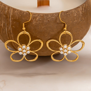 ต่างหูมุกทรงดอกไม้ดีไซน์โปร่งสำหรับใส่ทุกวัน - Product Image 3