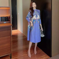 Desain Gaun Terbaru Gaun untuk Wanita dengan Kerah Tegak Bermotif Miyake, Longgar, Elastis, Kancing Satu Baris, Gaun Kasual Wanita