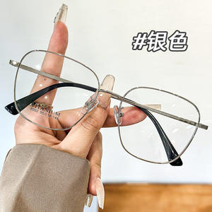 Monturas de Gafas Cuadradas de Titanio para Mujer Danyang 8002, Montura Completa Ligera con Lentes de Plástico para un Look Moderno - Product Image 3