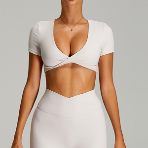 Camiseta de yoga para mujer al por mayor con diseño retorcido frontal y espalda recortada, top corto con sujetador incorporado, camiseta de pilates de manga corta, transpirable, ajustada, para fitness - Product Image 3