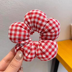 Vente en gros de chouchous pour cheveux rose bonbon et volumineux, style européen et américain, élastiques à cheveux pour bébés filles et enfants avec fleurs en tissu - Product Image 3