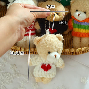 Peluches Plushie Mini Peluche Ours en peluche Porte-clés avec vêtements <span class=keywords><strong>Pull</strong></span> en peluche en forme <span class=keywords><strong>de</strong></span> cœur Peluche en peluche Ours en peluche pour la Saint-Valentin Vente en gros - Product Image 2