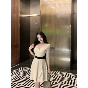 ชุดเดรสคอวีแต่งลูกไม้แบบพอดีตัว ความยาวปานกลาง สวมใส่ได้ทุกวันอย่างสง่างาม - Product Image 1