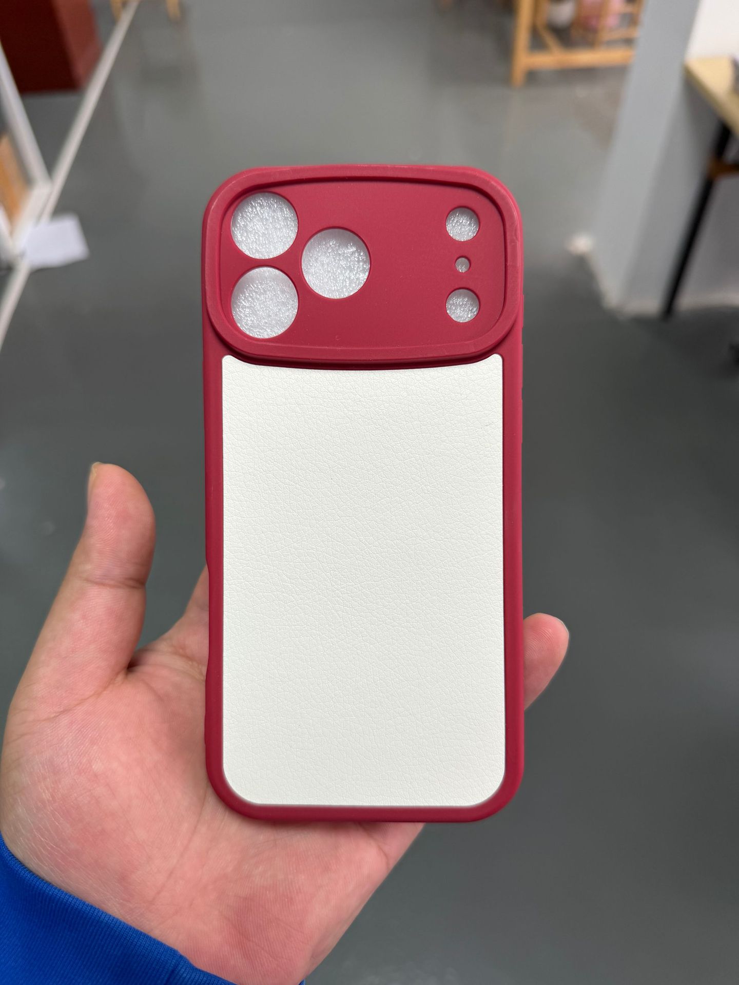 Piel de cordero roja con interior de cuero blanco.