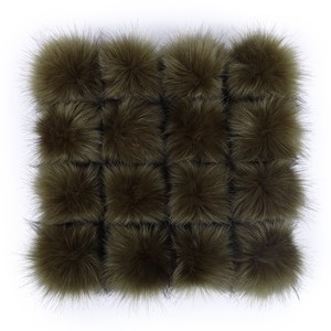 Fabrik preis Großhandel gefälschten Fuchs 12cm Pelz Pompon Faux Waschbär Pelz Pom Pom Ball mit Druckknopf - Product Image 5