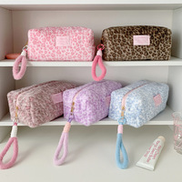 Sac à main/pochette portable style coréen en peluche imprimé léopard avec fermeture éclair pour le rangement des produits de soin, idéal pour les étudiantes
